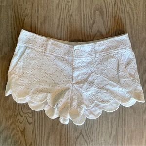 Lilly Pulitzer White Scalloped Walsh Short Size 2